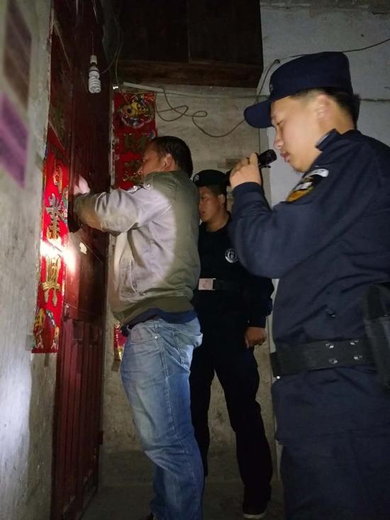 张家口粗心妈妈误将幼女锁家中 